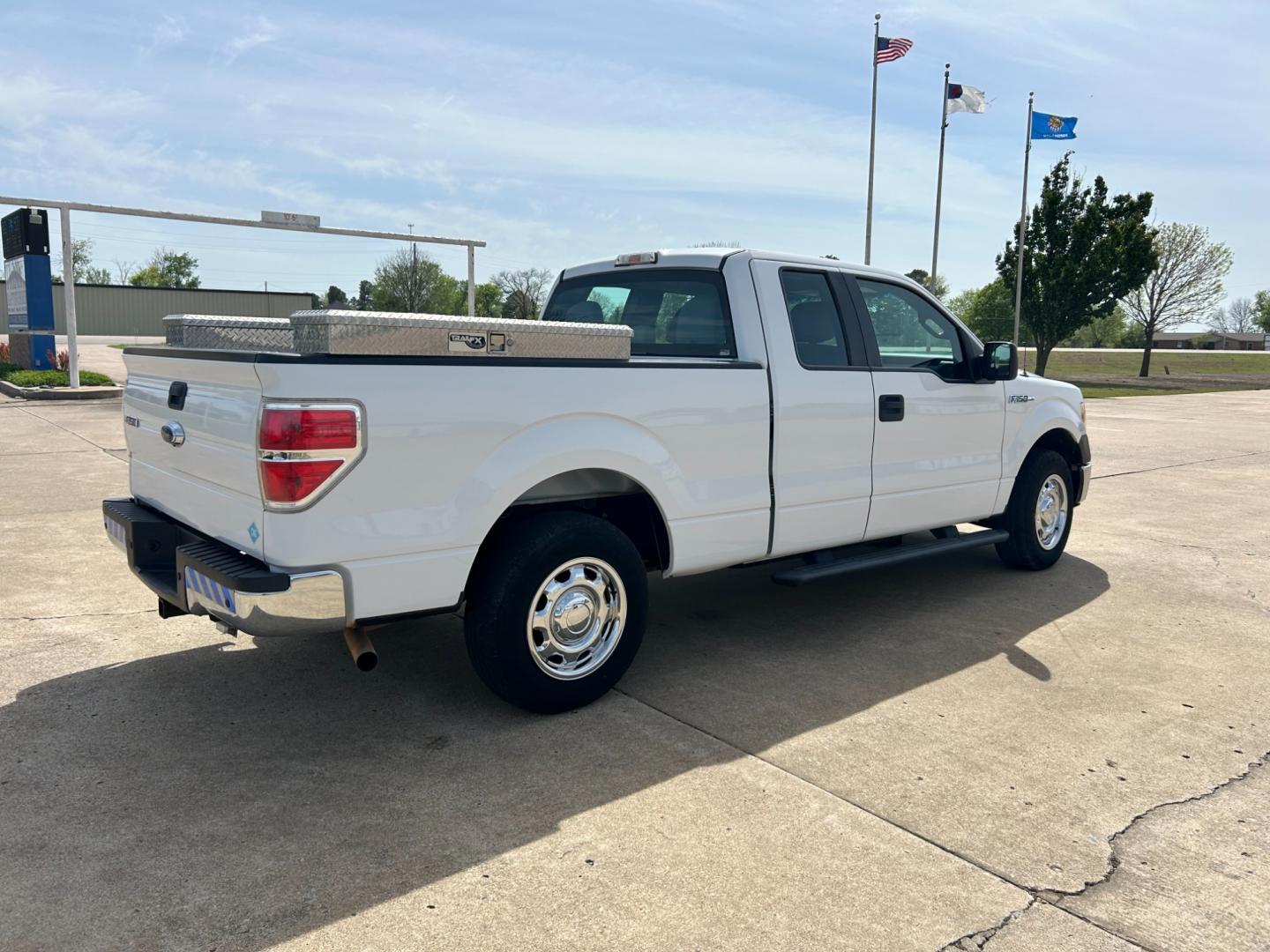 2014 White /Gray Ford F-150 XL SuperCab 6.5-ft. Bed 2WD (1FTEX1CM2EK) with an 3.7L V6 DOHC 24V engine, 6-Speed Automatic transmission, located at 17760 Hwy 62, Morris, OK, 74445, (918) 733-4887, 35.609104, -95.877060 - 2014 FORD F-150 XL SUPERCAB 6.5-ft. BED 2WD 3.7L V6 BI-FUEL SYSTEM RUNS ON CNG OR GASOLINE. FEATURES KEYLESS REMOTE ENTRY, POWER LOCKS, POWER WINDOWS, AM/FM STEREO, SIRIUS XM STEREO, CD PLAYER, AUXILLARY PORT, CRUISE CONTROL, TRACTION CONTROL, MULTI-FUNCTIONING STEERING WHEEL CONTROLS, TRAILER HITCH - Photo#4